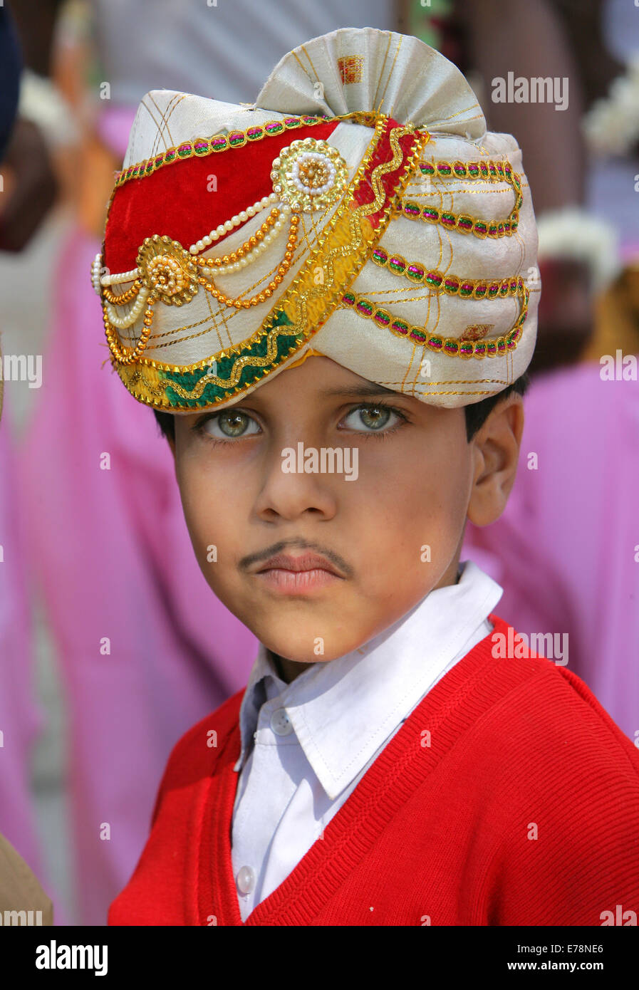 Porträt eines indischen Jungen mit Schnurrbart und Turban auf eine Schulparty in Bodhgaya, Indien Stockfoto