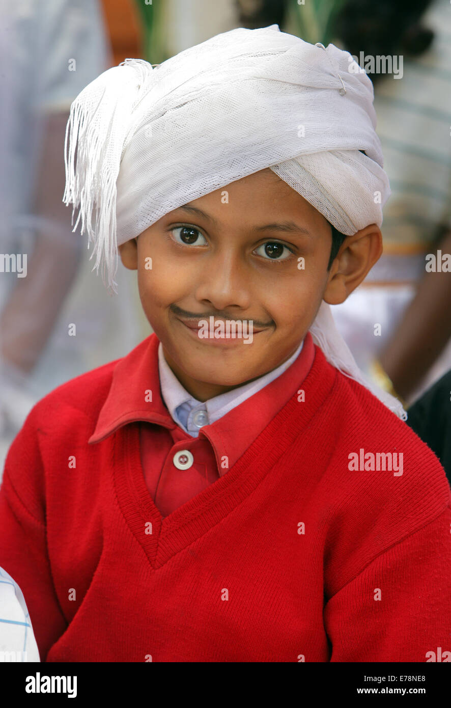 Porträt eines indischen Jungen mit Schnurrbart mit Turban auf eine Schulparty in Bodhgaya, Indien Stockfoto