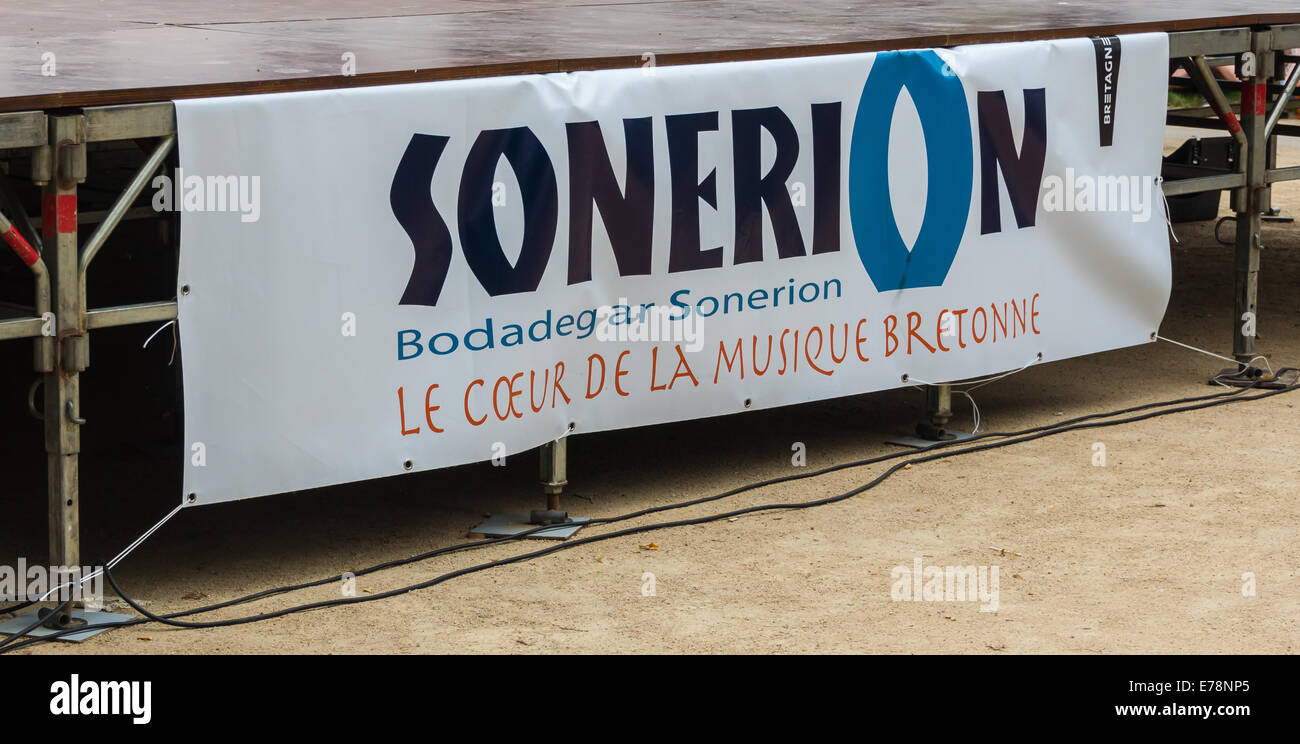 Streamer auf einer Bühne, Bagad Wettbewerb, 12. Juli 2014, Vannes, Morbihan, Frankreich. 'Das Herz der bretonischen Musik'. Stockfoto