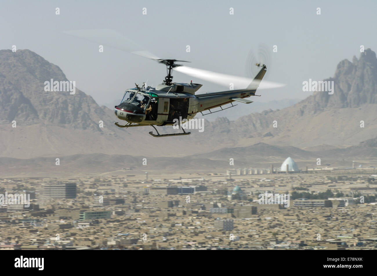 Bell Huey II im Flug in der Nähe von Kandahar, Afghanistan Stockfoto