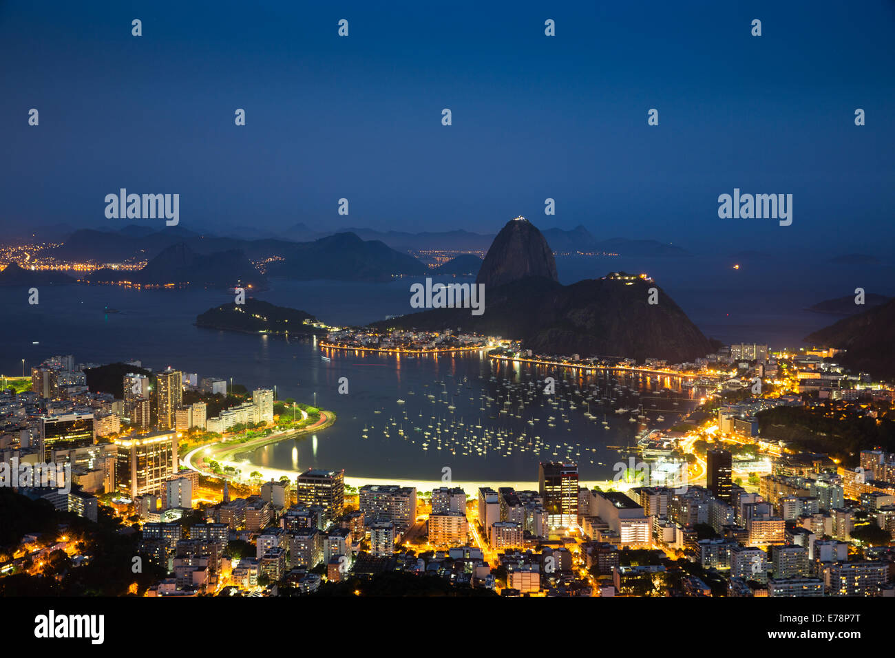 die Bucht, die Stadt und den Zuckerhut in der Abenddämmerung, Rio De Janeiro, Brasilien Stockfoto