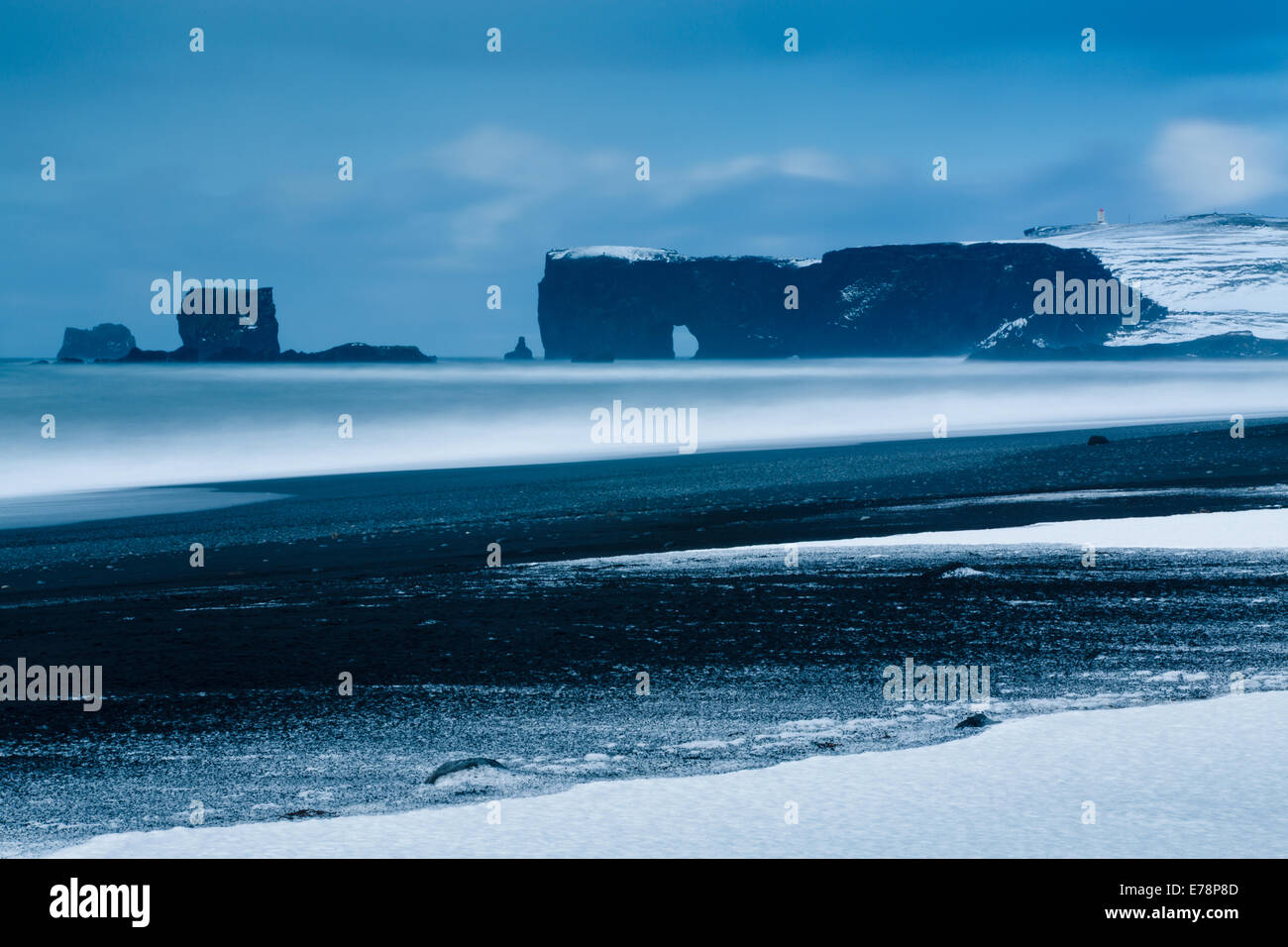 die Aussicht auf Reynisfjara schwarzen Sandstrand in der Nähe des Dorfes Vík Í Mýrdal in Richtung Dyrhólaey im Winter, Süden Islands Stockfoto