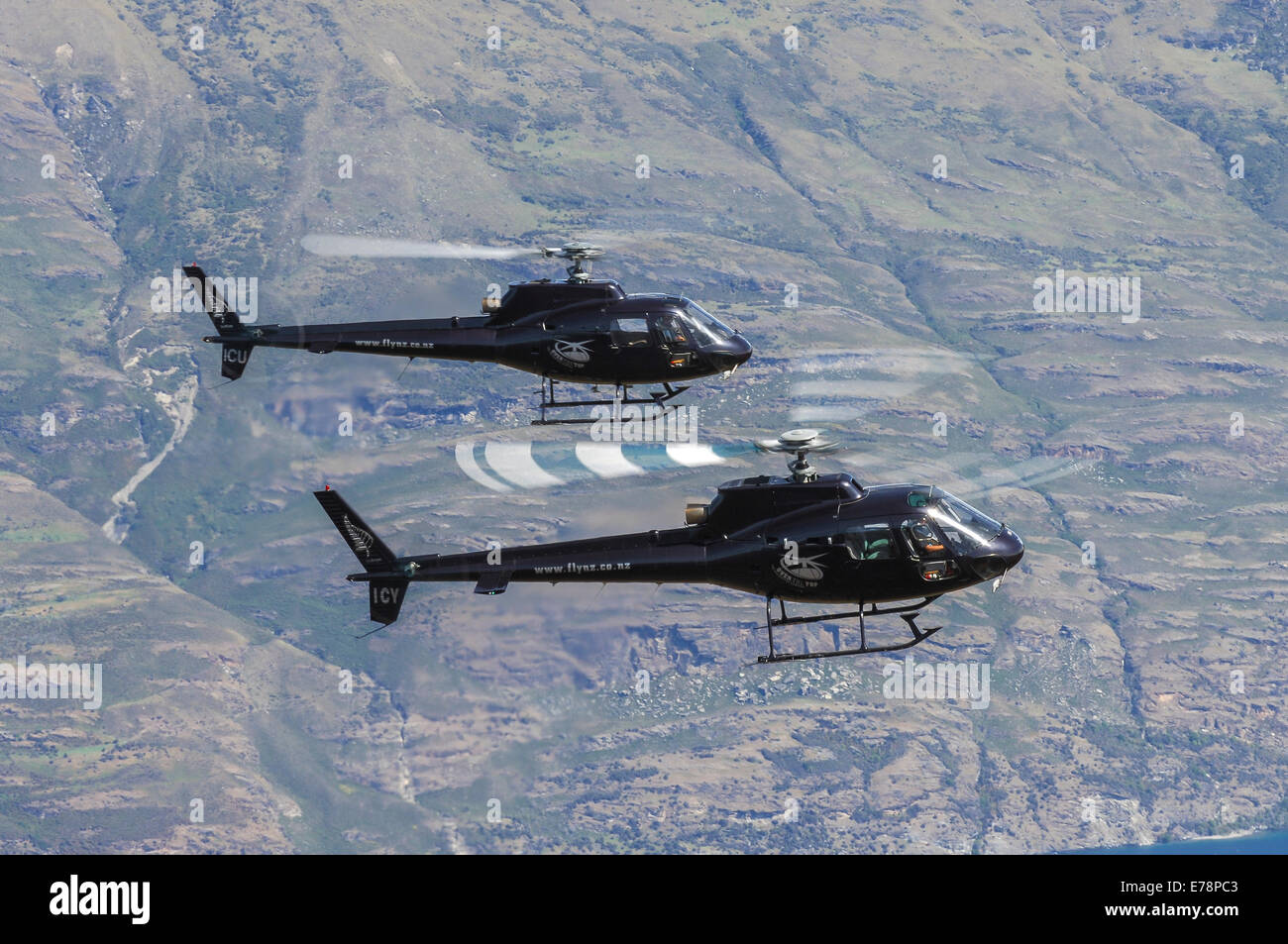 Zwei Hubschrauber von Eurocopter AS350 in Formation über Queenstown