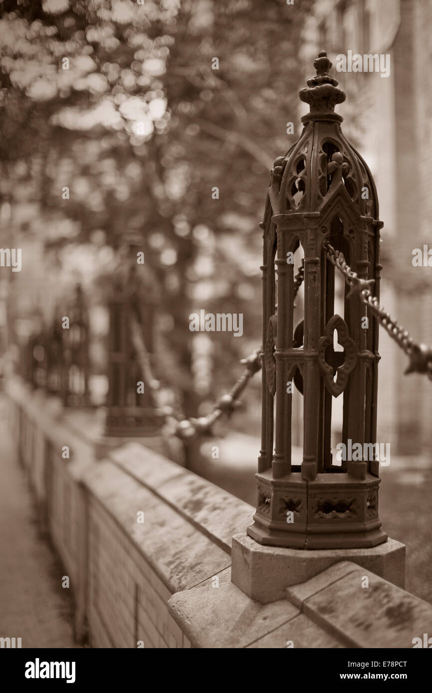 Fragment einer dekorativen Kette Geländer an der St. James Kathedrale, Innenstadt von Toronto, Kanada. Tiefenschärfe, flachen DoF, Sepia-Farbton Stockfoto