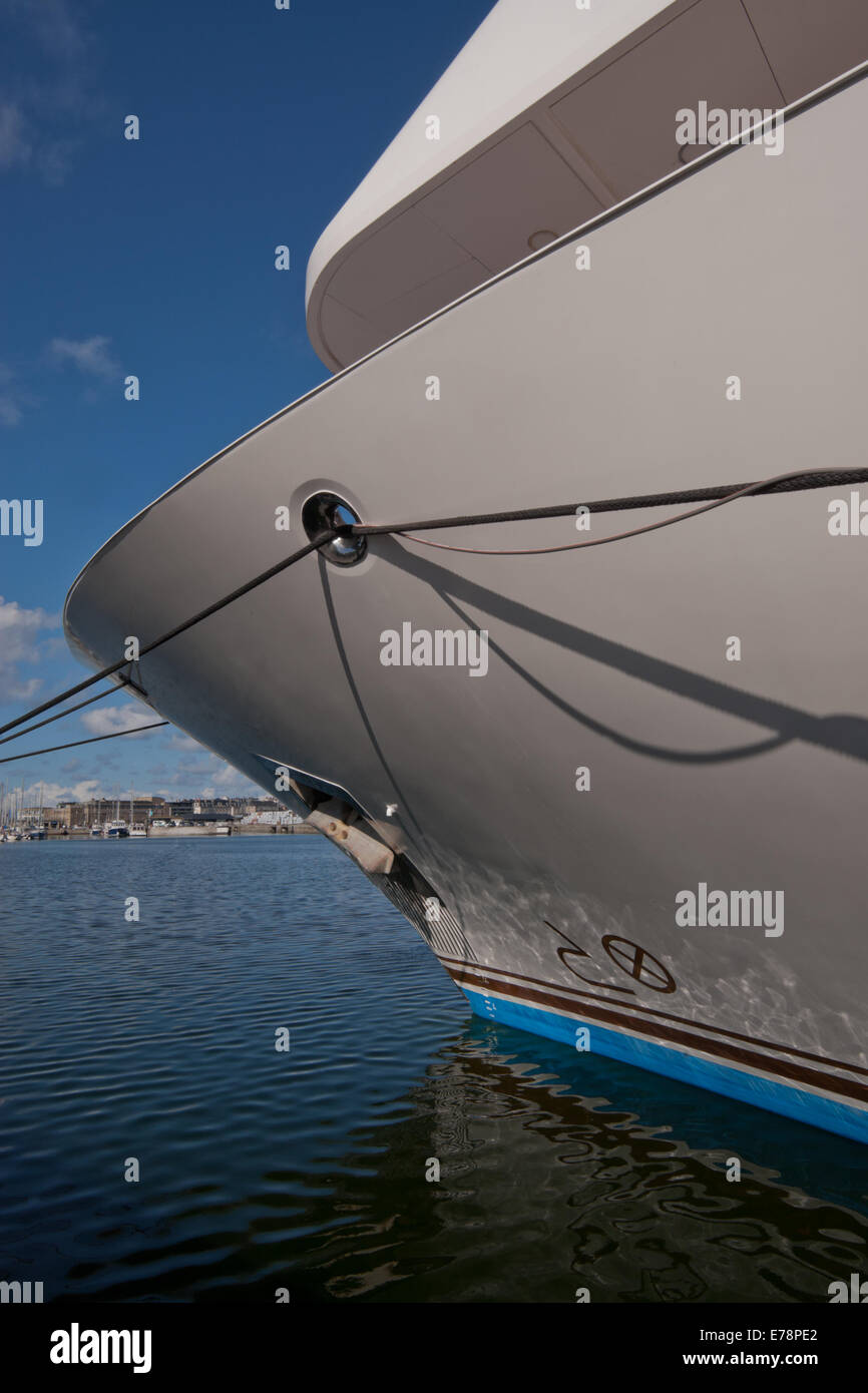 Große Luxus-Yacht im Hafen von St. Malo, Bretagne, Frankreich verankert Stockfoto