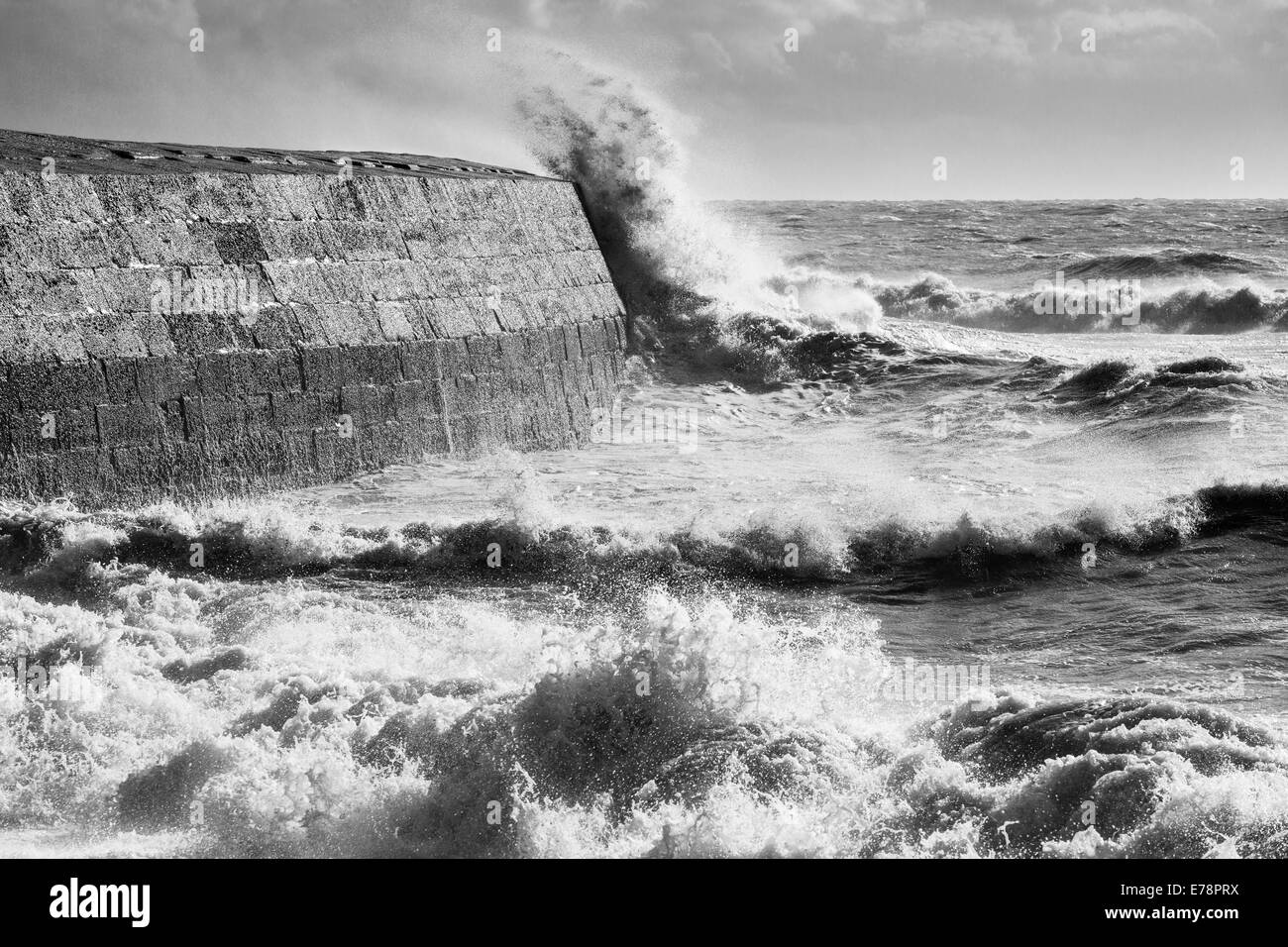 Sturmwellen brechen über den Cobb an Lyme Regis, Jurassic Coast, Dorset, England. Stockfoto