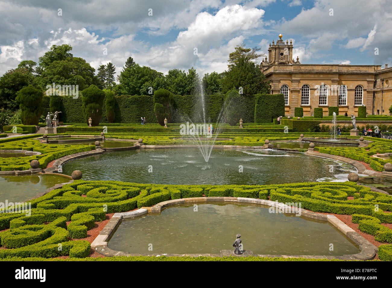 Formale Gärten mit Wasserspielen und Brunnen mit Blenheim Palace