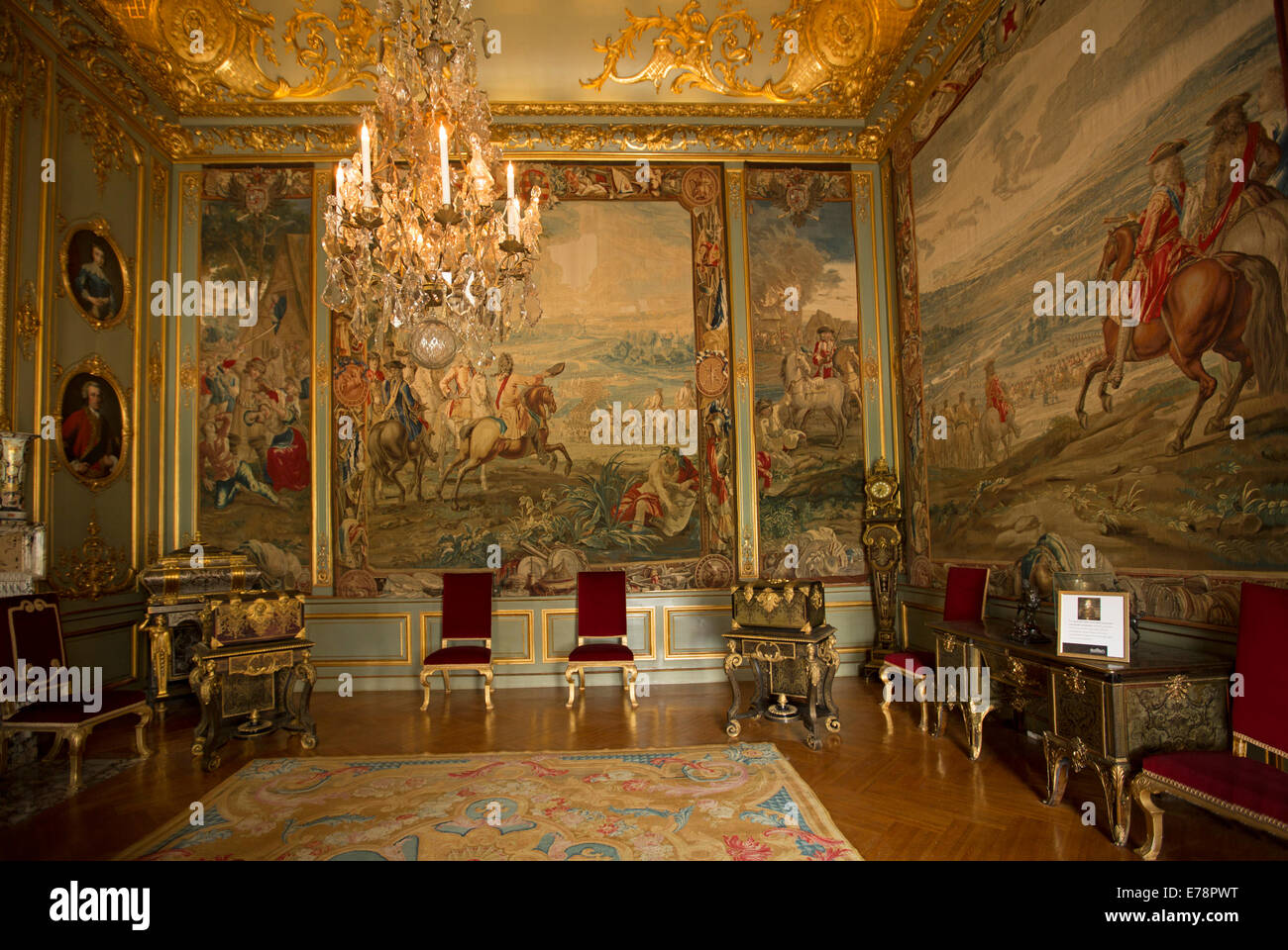Großen Innenraum mit riesigen Gemälden, luxuriösen gold beschichtete Möbel und verzierten Decke an Blenheim Palace, England Stockfoto