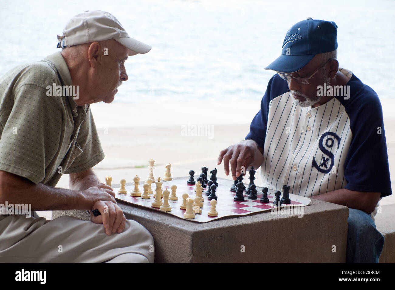 Zwei pensionierte Herren spielen Sie eine Partie Schach auf der North Avenue Strandpavillon Schach in Chicago, Illinois. Stockfoto