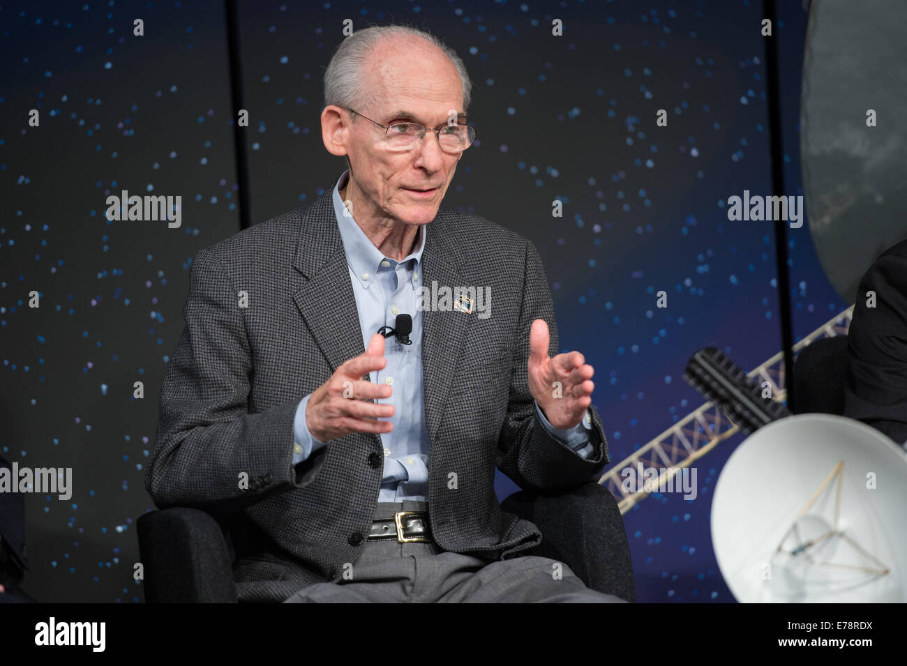 Dr. Ed Stone, Voyager-Projektwissenschaftler, spricht auf einer Tafel an der "neue Horizonte: die erste Mission des Pluto-Systems und Stockfoto