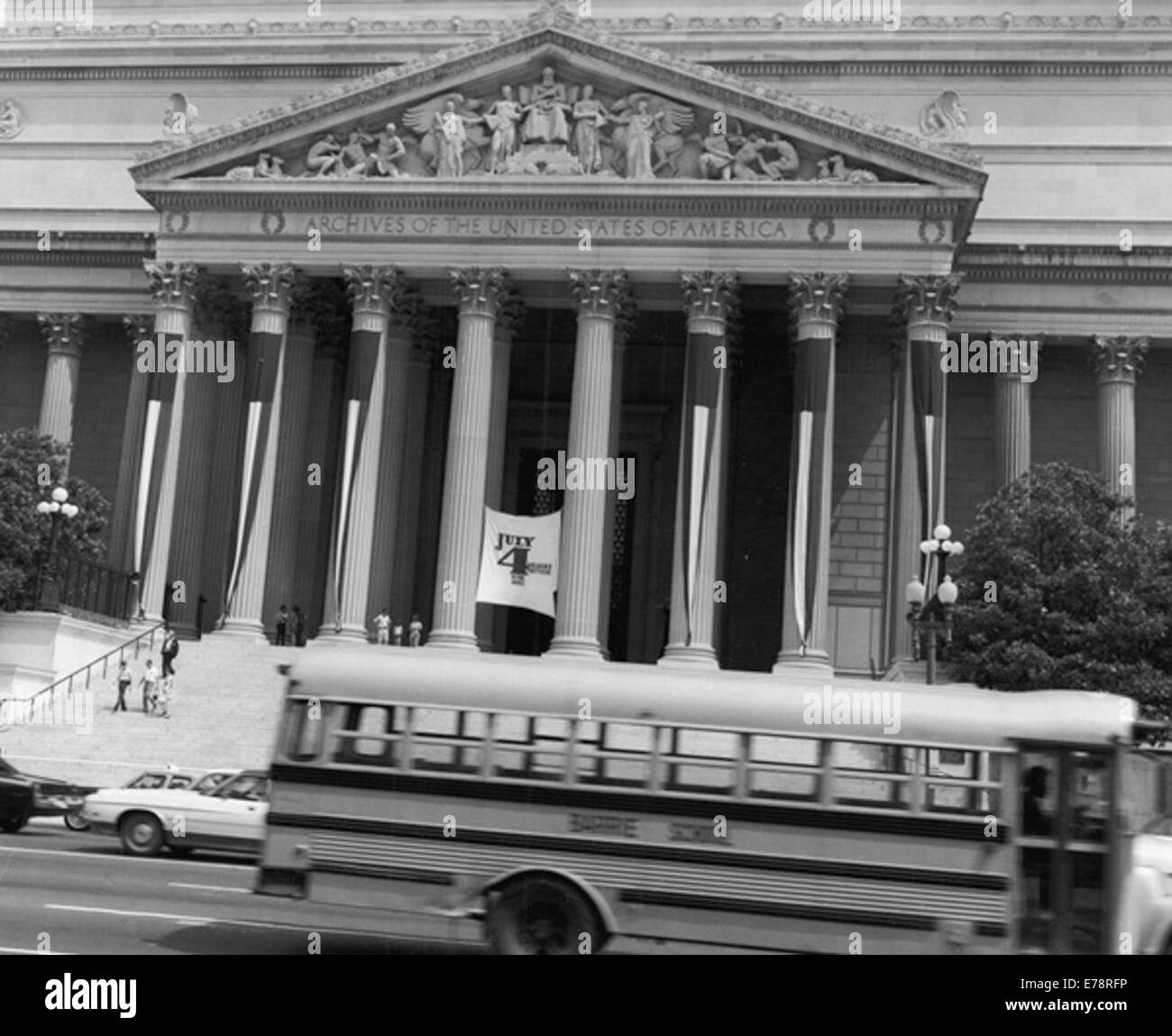 Eine Fotografie, die die Feierlichkeiten des 4. Juli 1973 im National Archives in Washington, D.C., feststellt, die die Feierlichkeiten zum amerikanischen Unabhängigkeitstag zeigen. Stockfoto