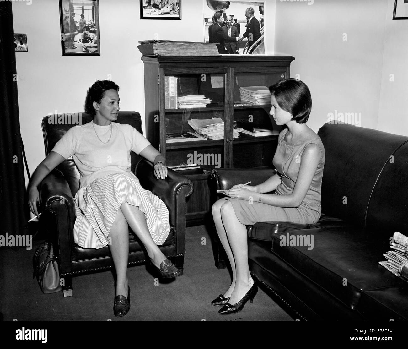 First Lady Jacqueline Kennedy drücken Sie Sekretärin Pamela Turnure Stockfoto
