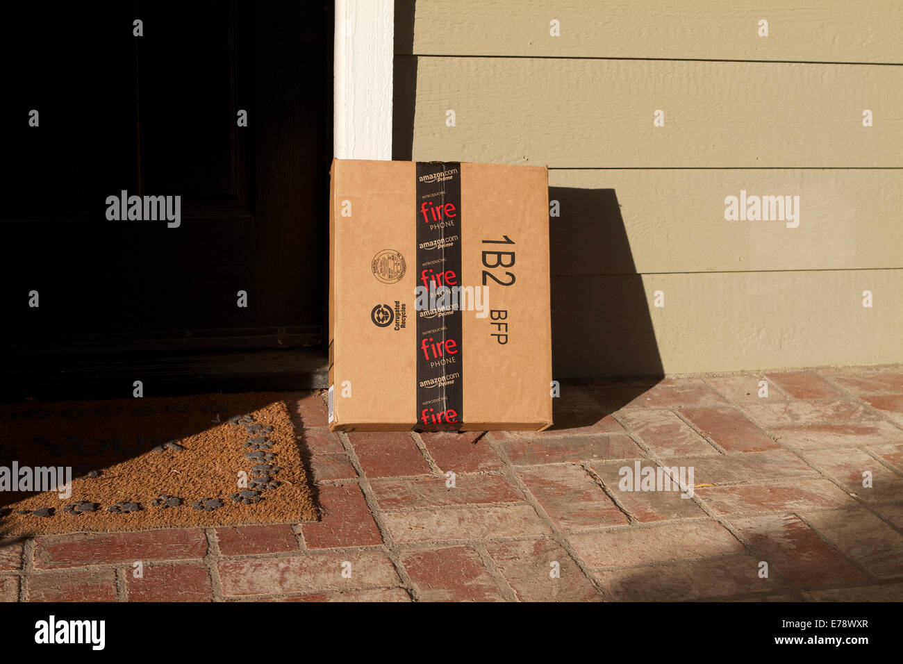 Amazon Lieferung verlassen vor einem Haus in Südkalifornien umwickelt mit Klebeband das Feuer Telefon Werbung Stockfoto
