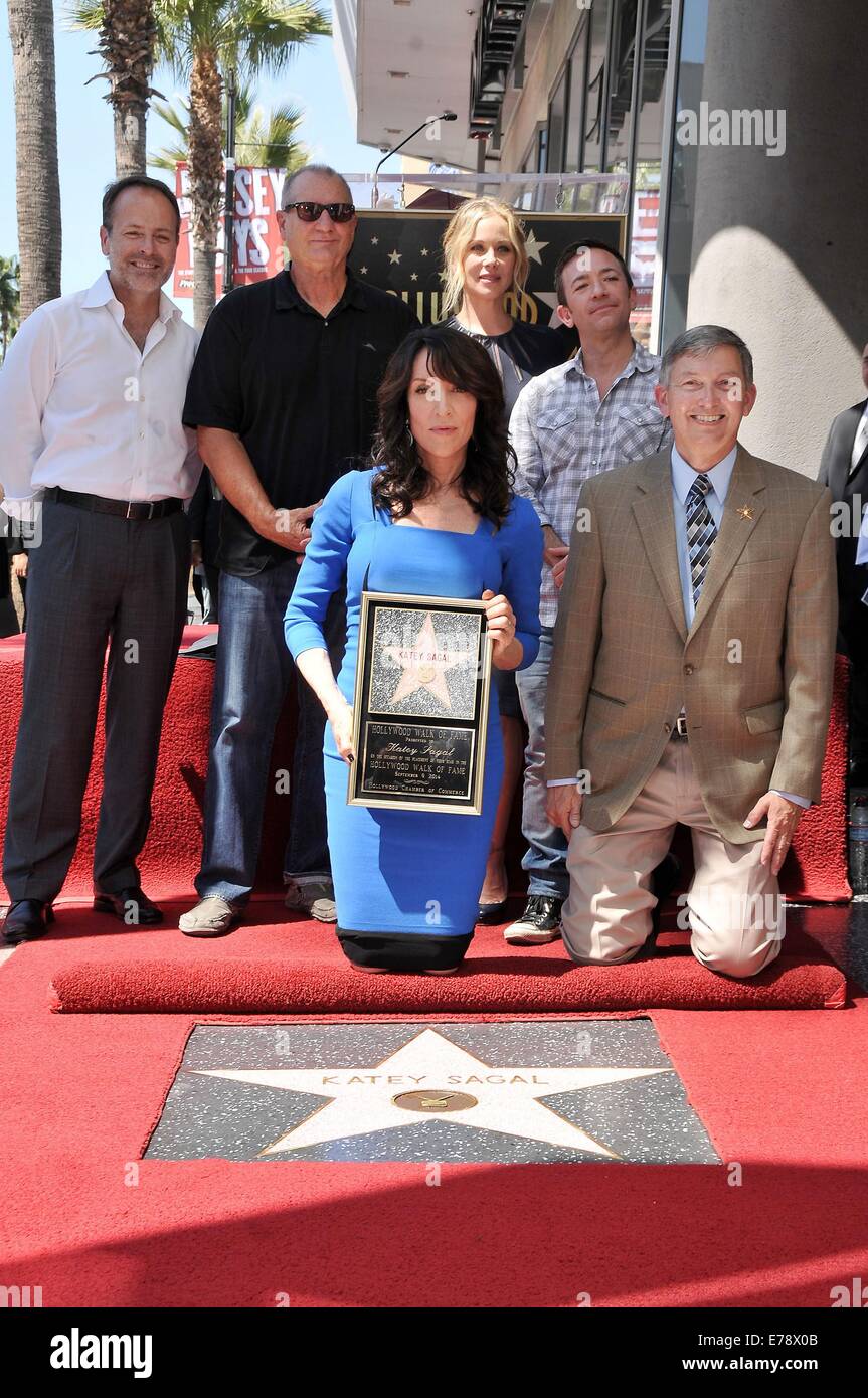 Los Angeles, CA, USA. 9. September 2014. John Landgraf, Ed O'Neill, Katey Sagal, Christina Applegate, David Faustino, Leron Gubler bei der Induktion Zeremonie für Stern auf dem Hollywood Walk of Fame für Katey Sagal, Hollywood Boulevard, Los Angeles, CA 9. September 2014. Bildnachweis: Michael Germana/Everett Collection/Alamy Live-Nachrichten Stockfoto