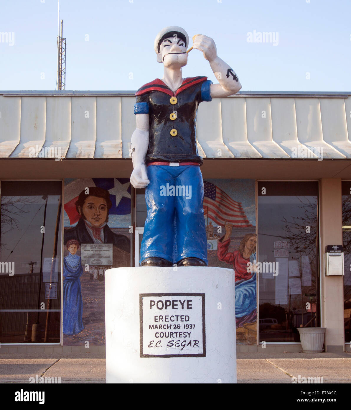 Crystal City, Texas, ehrt stolz sein Erbe des Spinats mit einer hoch aufragenden Popeye-Statue, die den Titel der Stadt als „Spinach-Hauptstadt der Welt“ feiert. Stockfoto