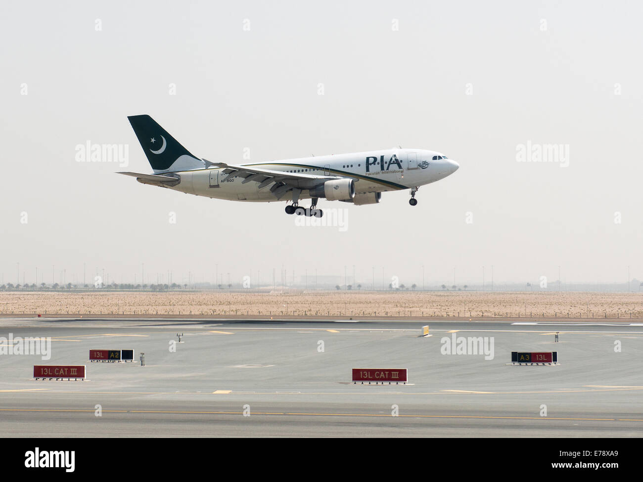 Pakistan International Flugzeug Landung in Abu Dhabi internationaler Flughafen. Stockfoto