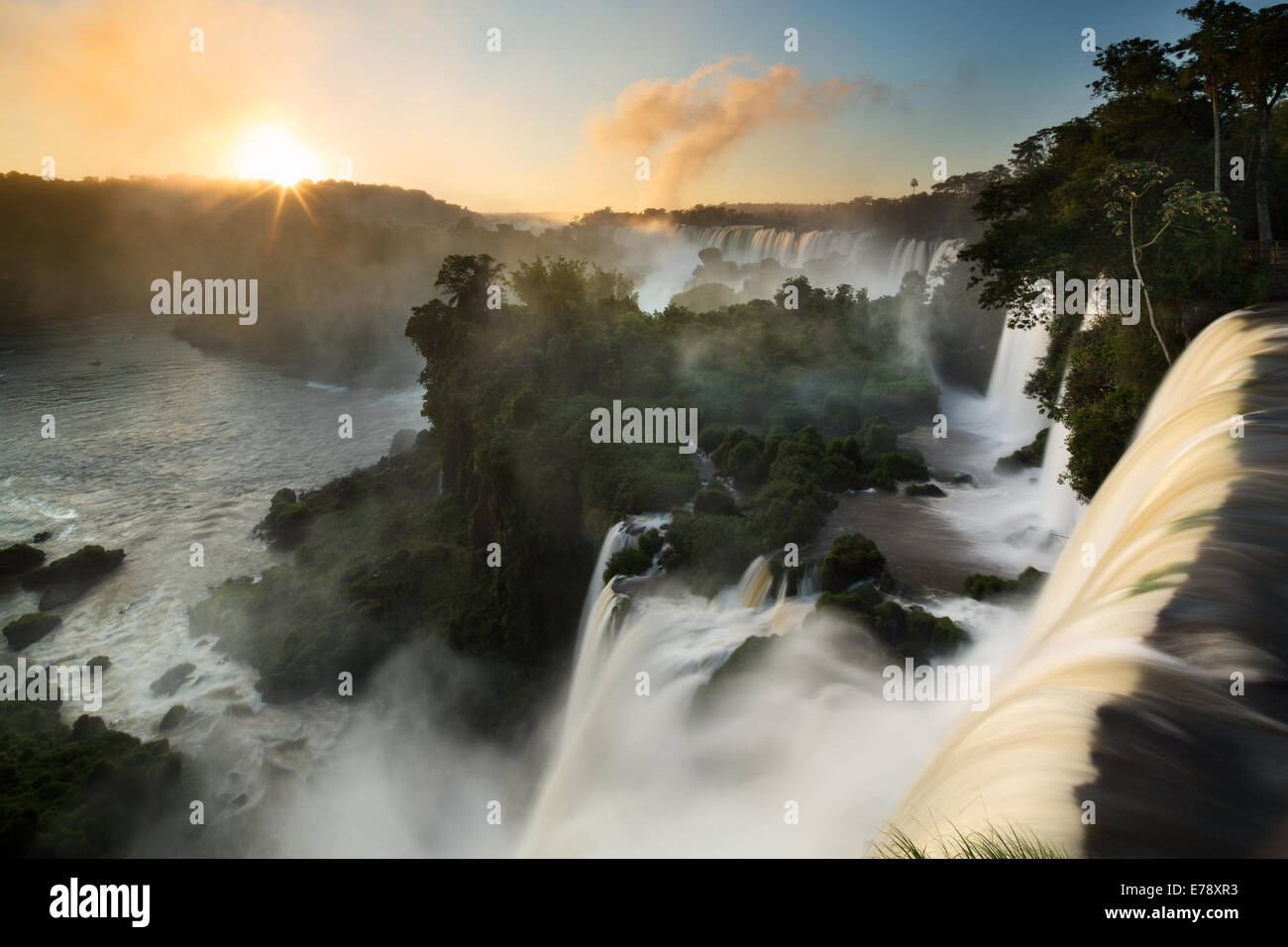 Iguazu-Wasserfälle in der Morgendämmerung, Argentinien Stockfoto