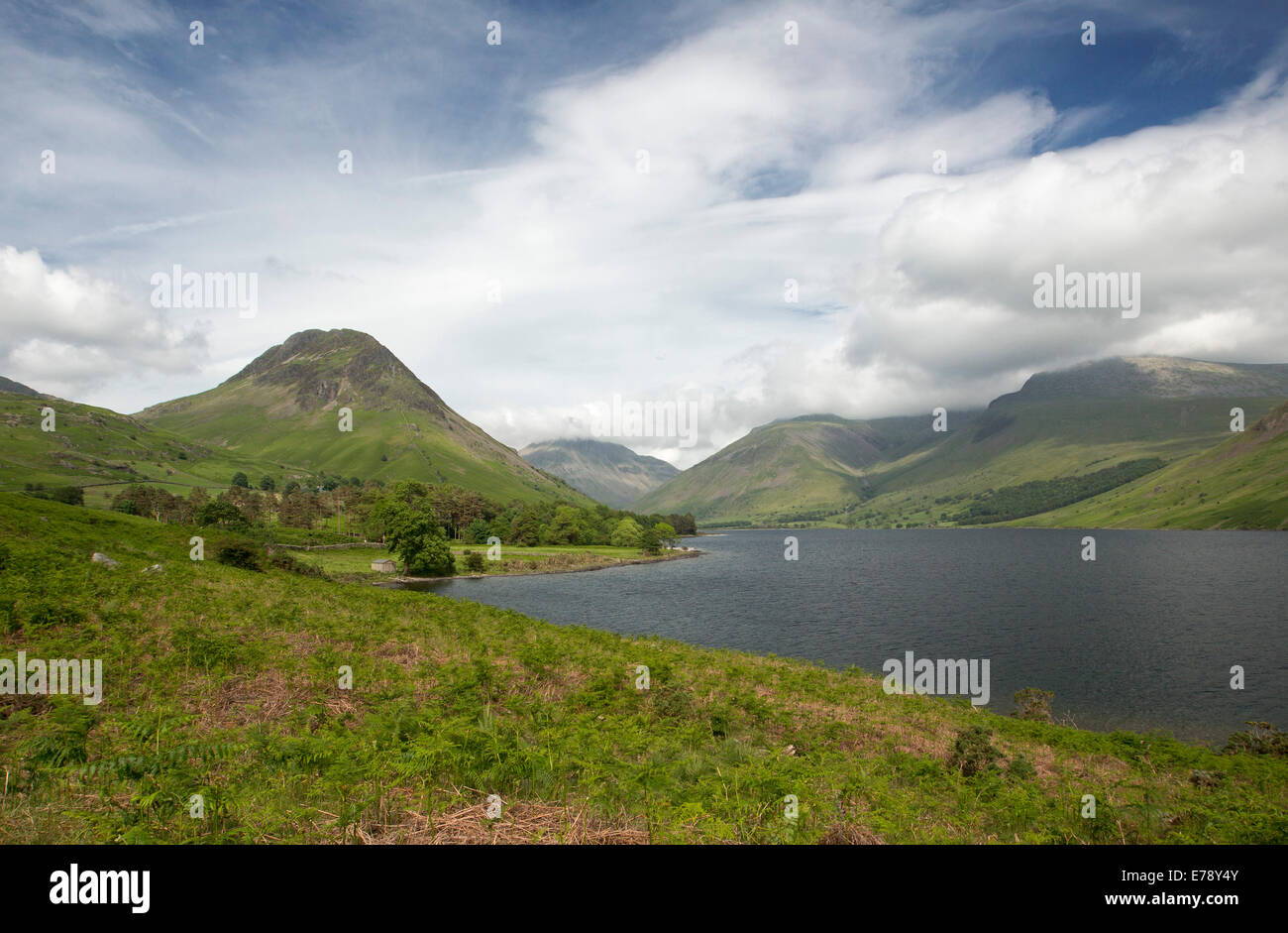 Wastwater See, umgeben von Berggipfeln, beschichtet mit grüner Vegetation, drapiert mit niedrigen Wolken, Lake District, Cumbria, England Stockfoto