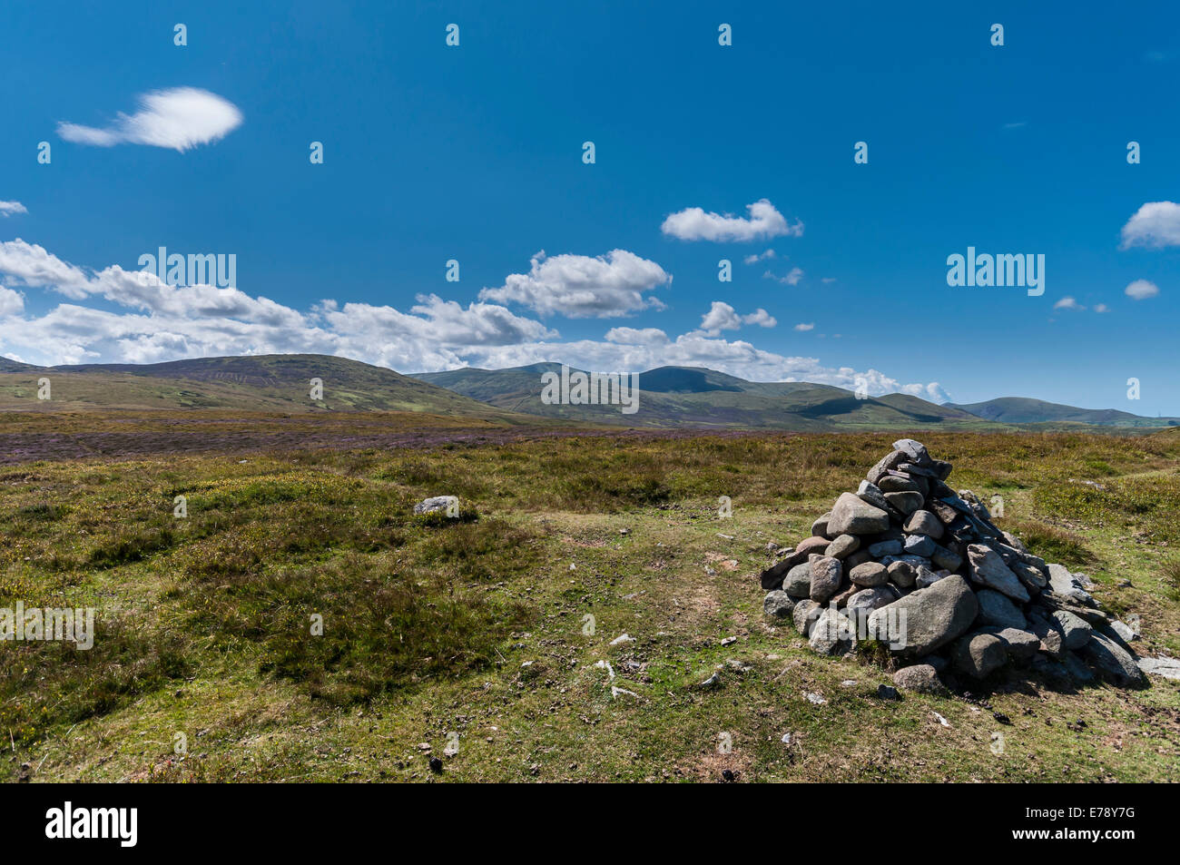 Nordwales Hochland über Penmaenmawr in der Nähe von den Druiden Kreis mit Blick auf Foel Lwyd, Cefn Coch, Tal y Fan von Moelfre Stockfoto