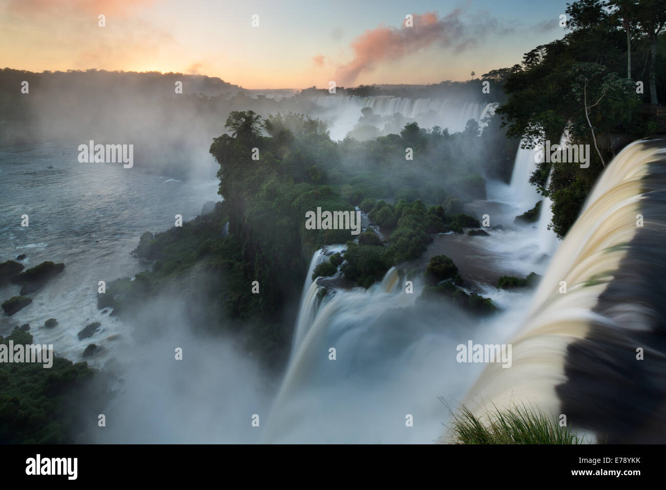 Iguazu-Wasserfälle in der Morgendämmerung, Argentinien Stockfoto