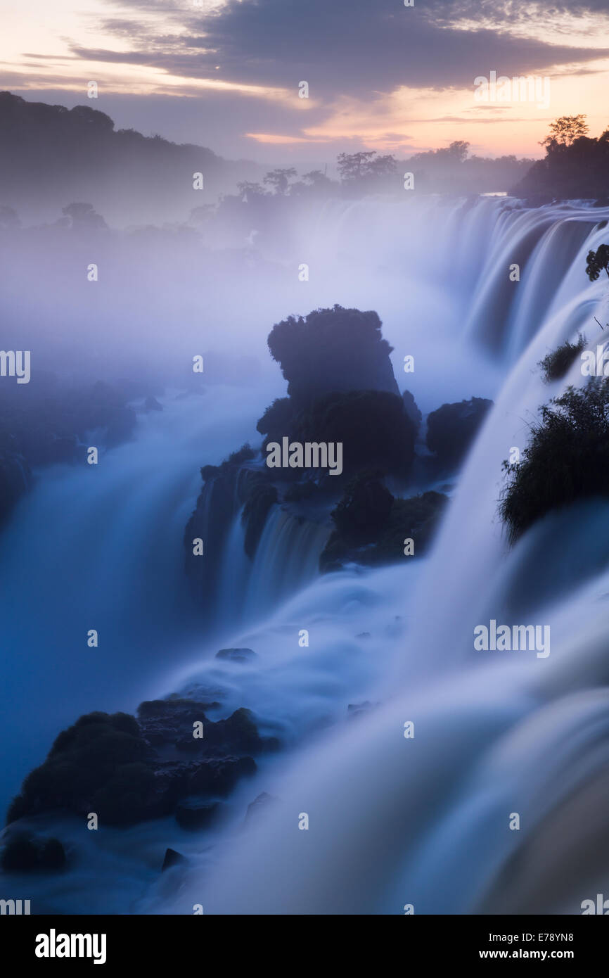 Iguazu-Wasserfälle in der Morgendämmerung, Argentinien Stockfoto