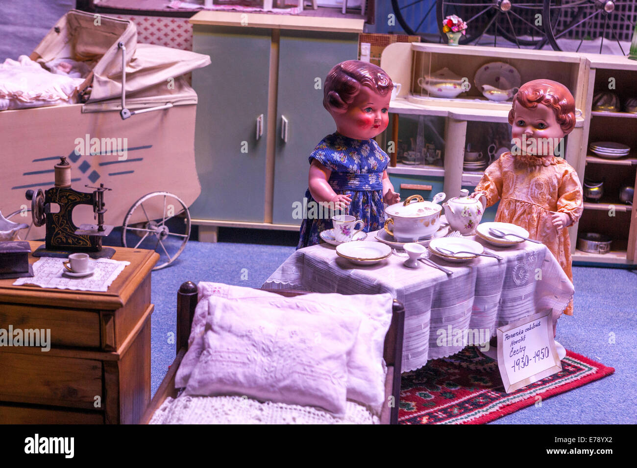 Alte Puppenhaus Ausstellung im Spielzeugmuseum in Prag Tschechische  Republik Stockfotografie - Alamy