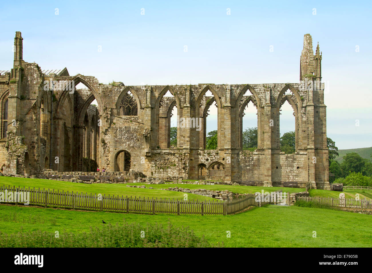 Imposanten Ruinen der historischen Bolton Abbey Priorat von grünen Wiesen umgeben und in blauen Himmel - Yorkshire Dales England erreichen Stockfoto