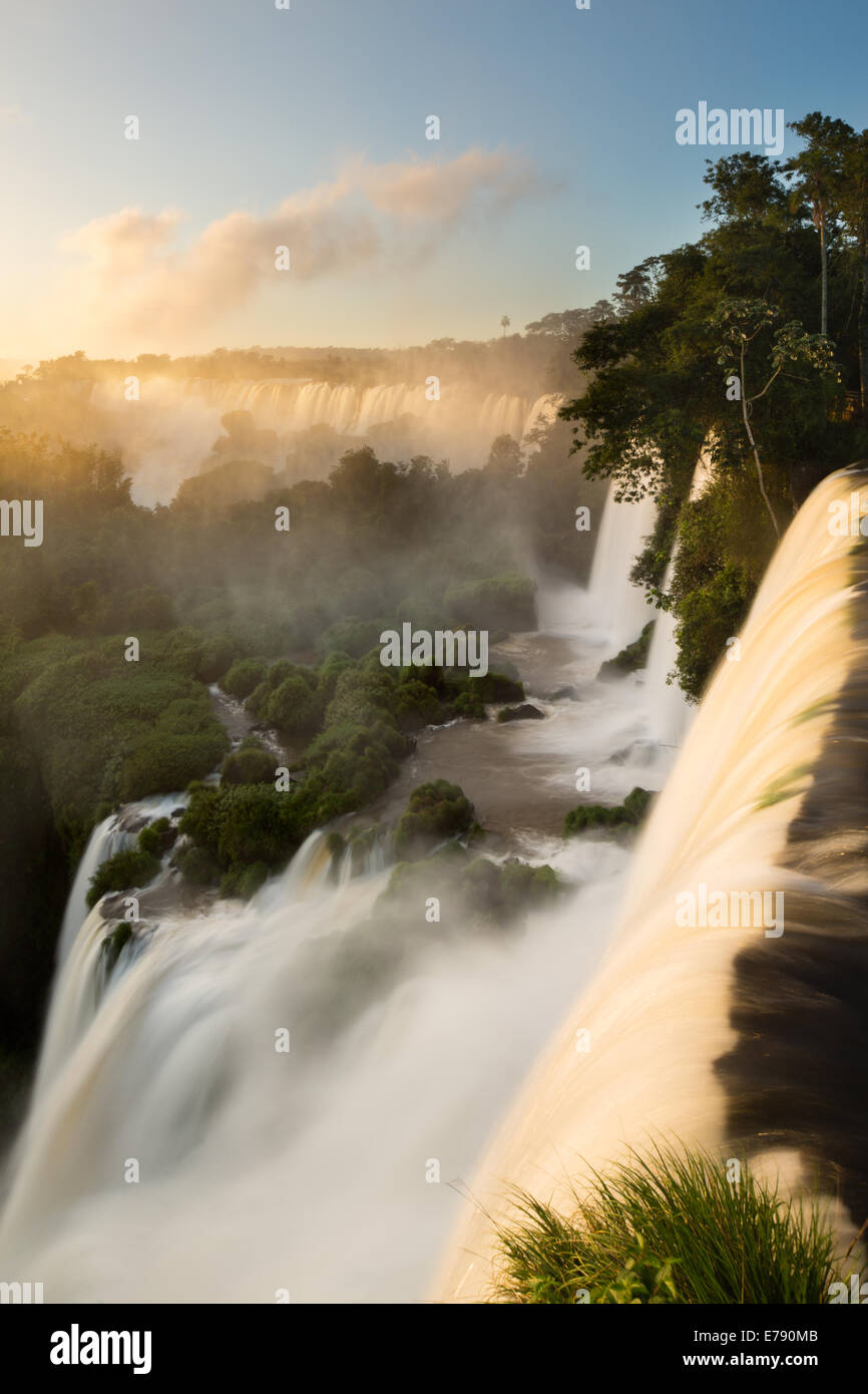 Iguazu-Wasserfälle in der Morgendämmerung, Argentinien Stockfoto