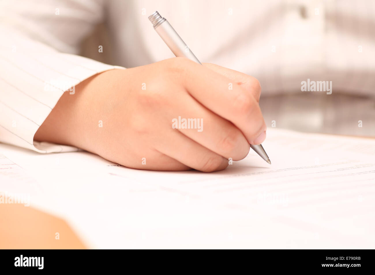 Geschäftsfrau anzeigen den Vertrag vor der Unterzeichnung. Close-up. Pen im Mittelpunkt. Geringe Schärfentiefe. Stockfoto