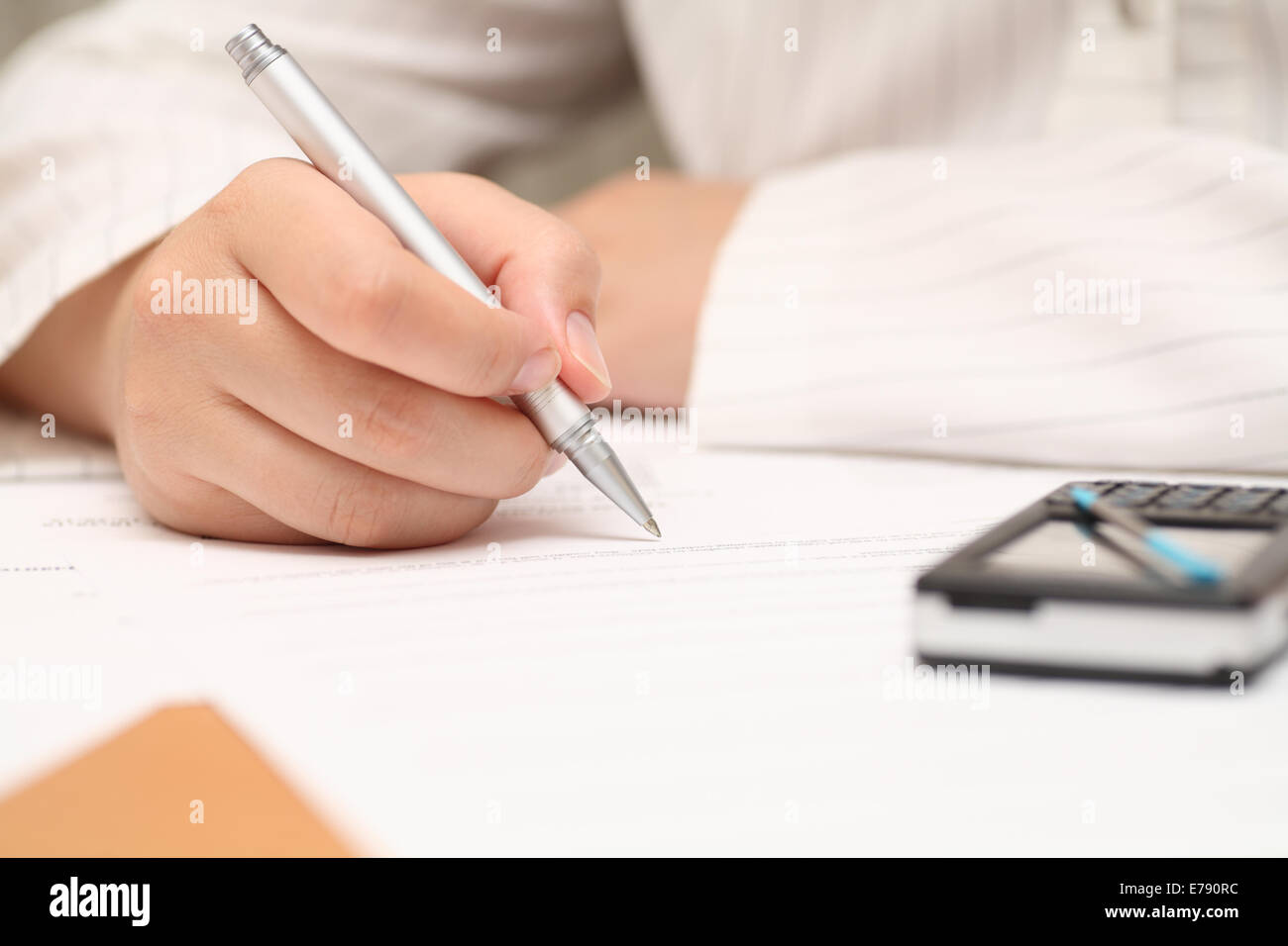 Geschäftsfrau anzeigen den Vertrag vor der Unterzeichnung. Close-up. Pen im Mittelpunkt. Geringe Schärfentiefe. Stockfoto