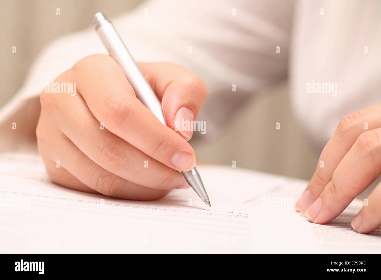 Geschäftsfrau anzeigen den Vertrag vor der Unterzeichnung. Close-up. Pen im Mittelpunkt. Geringe Schärfentiefe. Stockfoto