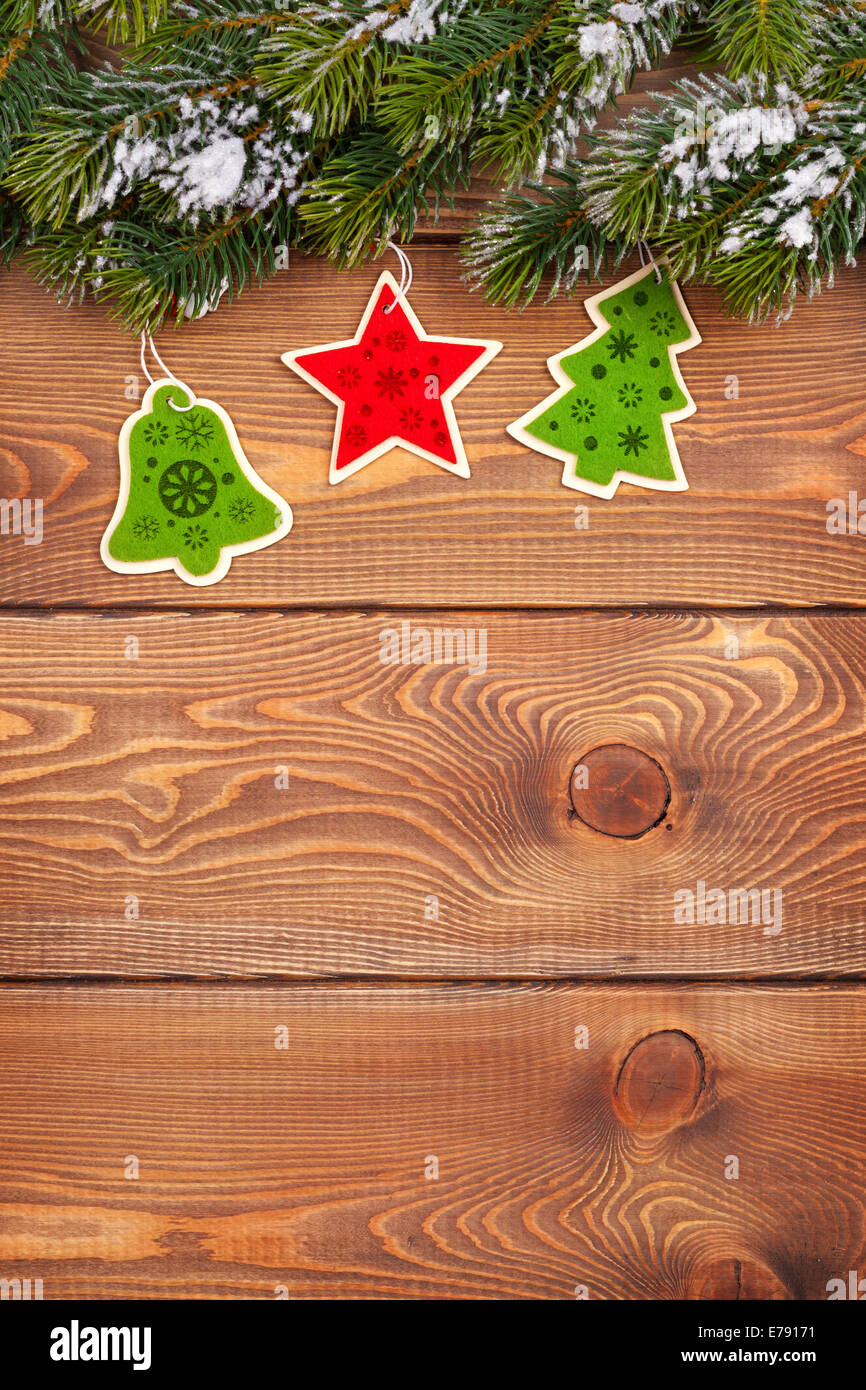 Weihnachten Tannenbaum mit Schnee und Urlaub Dekor auf rustikalem Holzbrett mit Textfreiraum Stockfoto