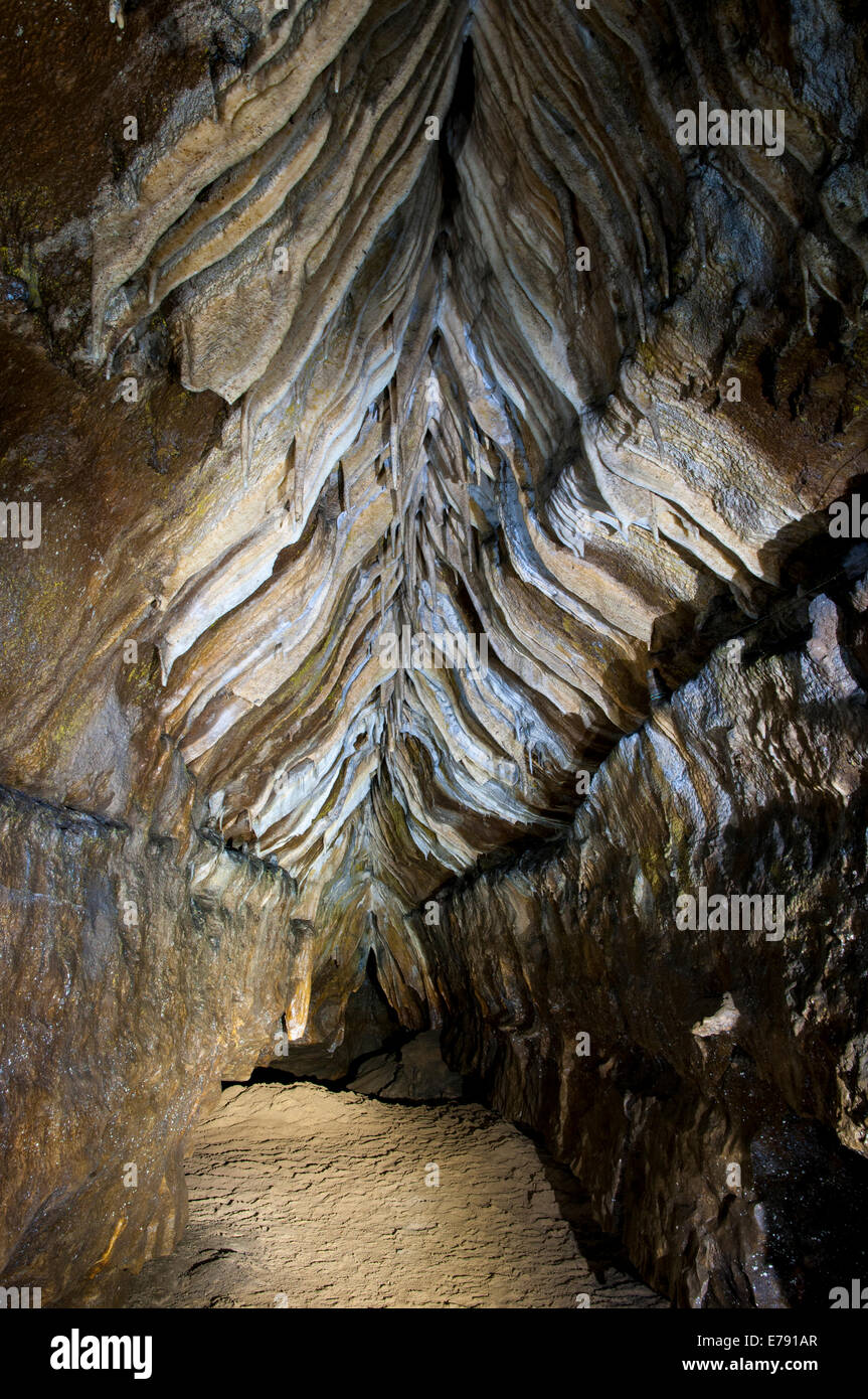 Kalksteinformationen in Ingleborough Höhle in einem Abschnitt der Höhle nicht normalerweise für die Öffentlichkeit zugänglich. Yorkshire Dales Stockfoto