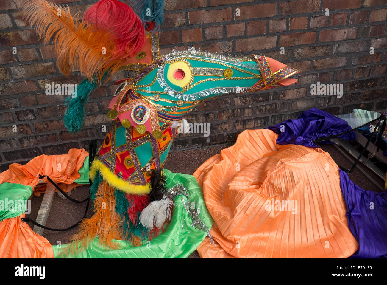 Karibischen Karnevalskostüme bereit zu tragen Stockfoto