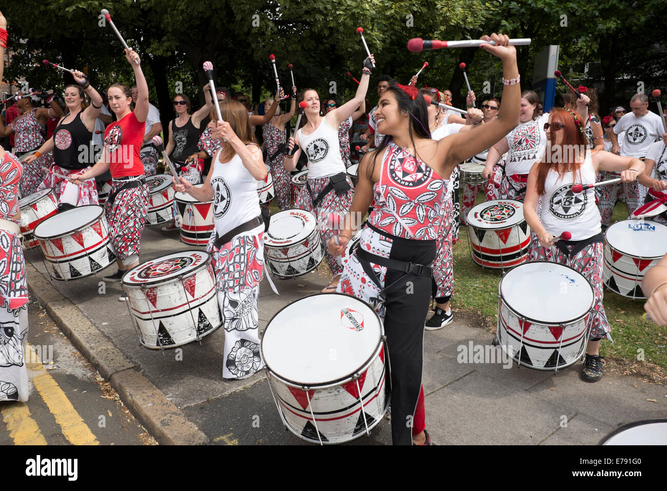 Samba Band weibliche Frauen Trommeln Trommeln Trommeln Drummer Stockfoto