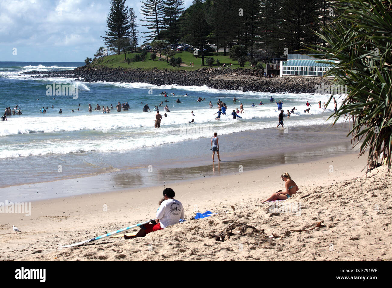 Surfer genießen die Wellen in Burleigh Heads an der Gold Coast in Australien. Stockfoto