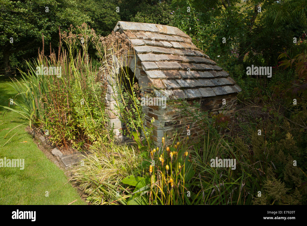 Die Fee auch im Garten im Hidden Valley Gardens in Cornwall an einem Sommer-Nachmittag Stockfoto