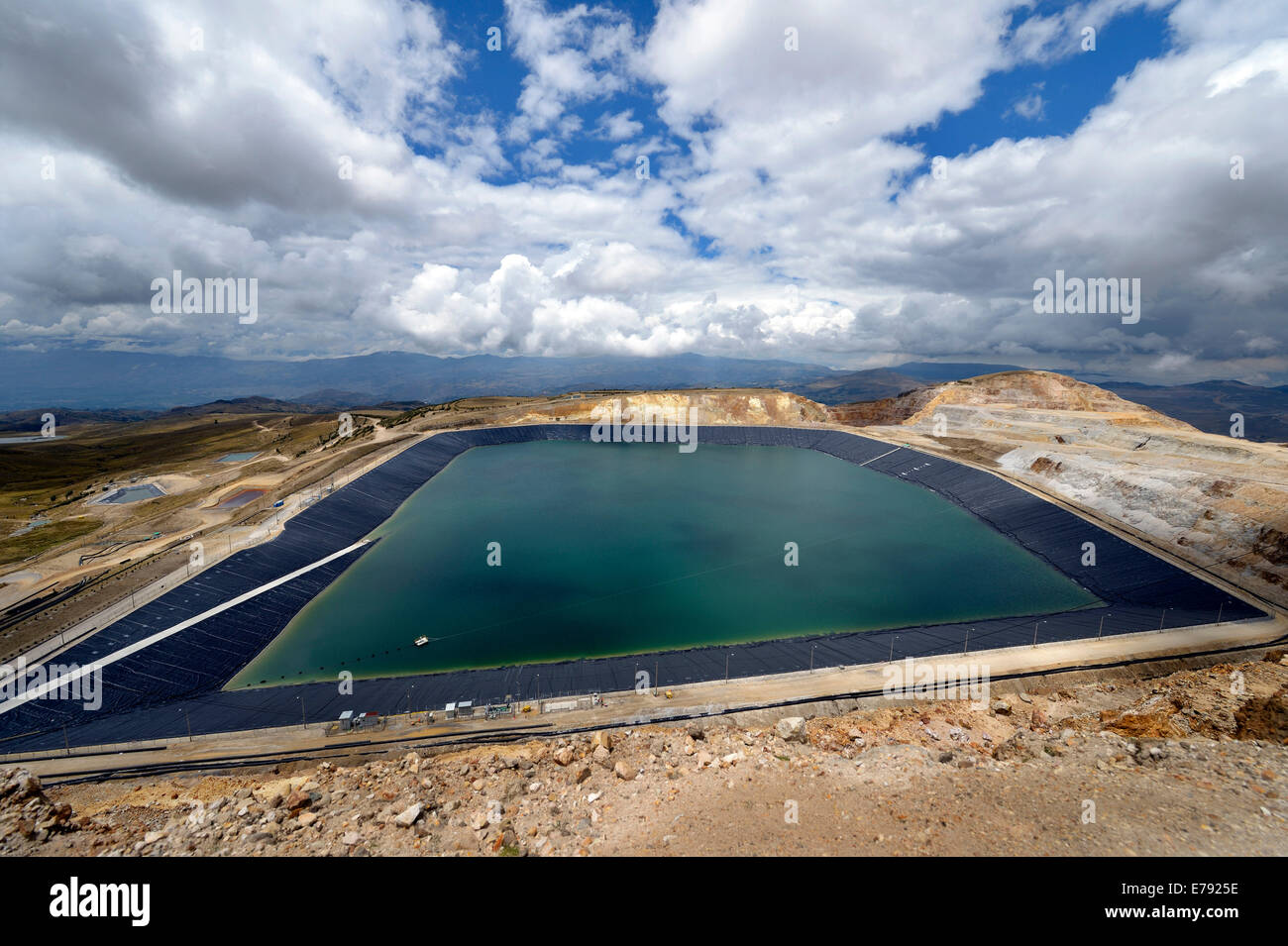 Reservoir für saure und umweltschädlichen Abwässer erzeugt durch die Mine Goldmine Yanacocha, Cajamarca, Cajamarca Region, Peru Stockfoto