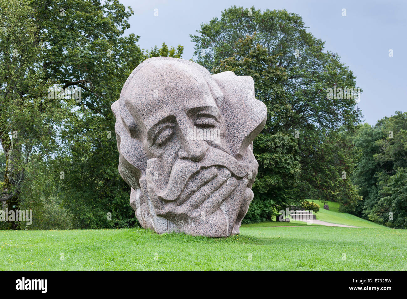Naturstein Skulptur "Vater der Songs" auf Dainas Hügel des Bildhauers Indulis Ranka Folk Song Park, seit 1996 in der Welt Stockfoto