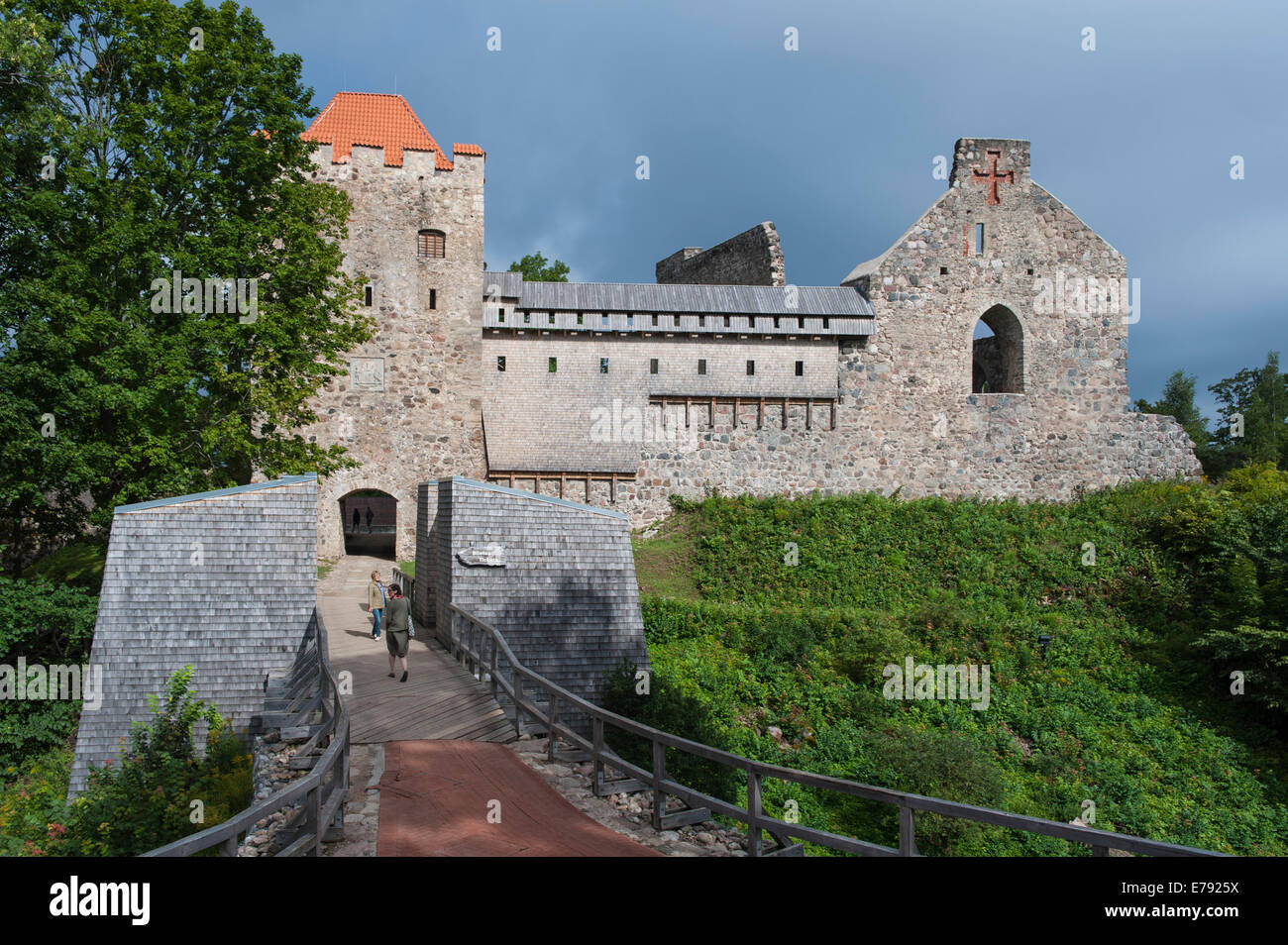 Ruinen von Sigulda mittelalterliche Burg, die durch den livländischen des Schwertes, später in den Deutschen Orden aufgenommen Stockfoto