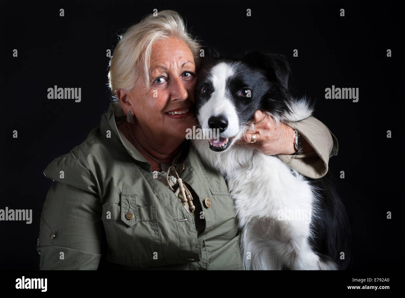 Rentner mit einem Border Collie, schwarz-weiß Stockfoto