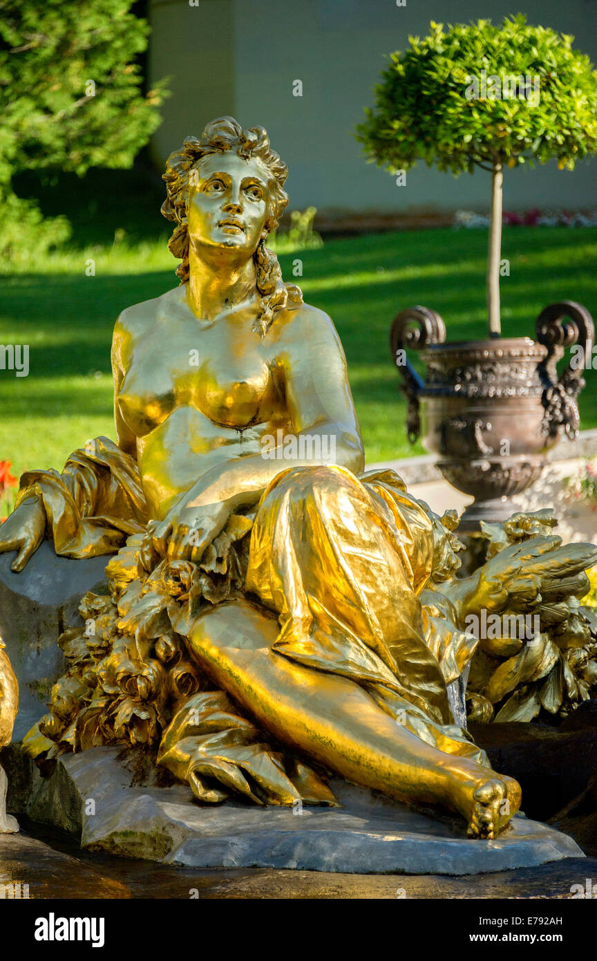 Ein Wasserbecken, Brunnen, Flora Schloss Garten, Schloss Linderhof, Upper Bavaria, Bavaria, Germany Stockfoto