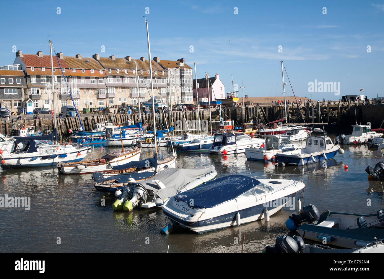 Ankern Boote im Hafen von West Bay, Bridport, Dorset, England Stockfoto