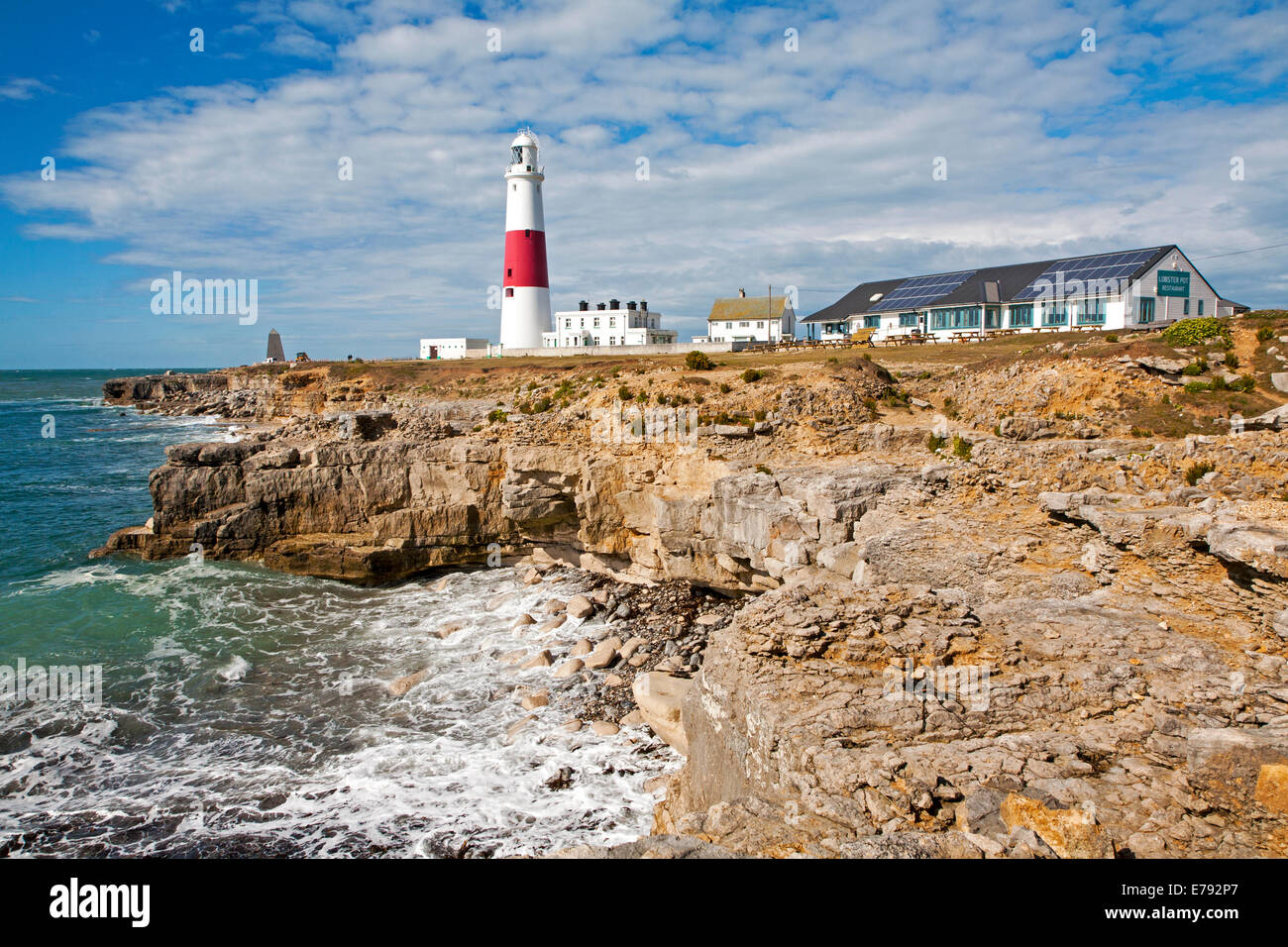 Rot-weißen Leuchtturm an der Küste in Portland Bill, Isle of Portland, Dorset, England Stockfoto