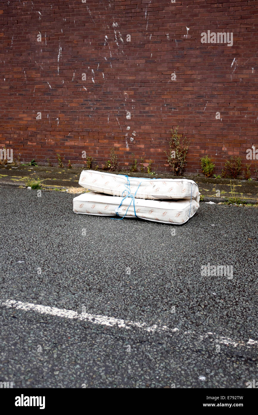 Kipp gedumpten Matratze Street Müll Illegal zu fliegen Stockfoto