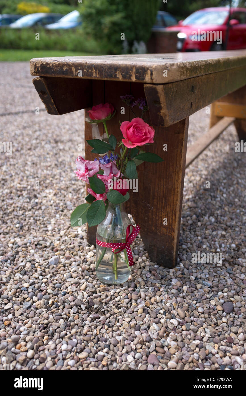 Flower Arrangement Hochzeit im freien Strauß Flasche Stockfoto