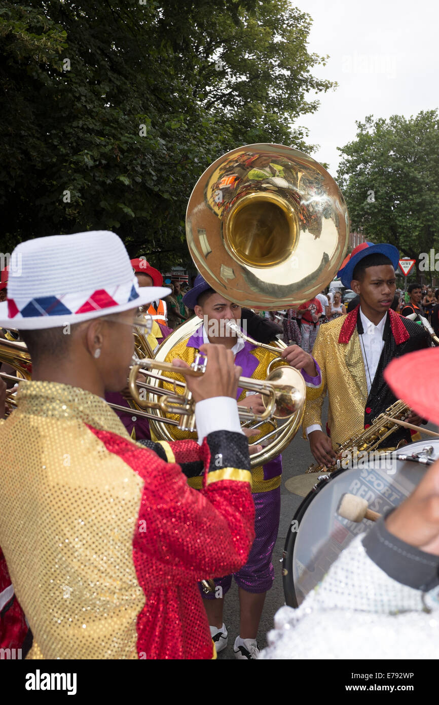 Brass Band mit Sousaphon New Orleans Marching Stockfoto