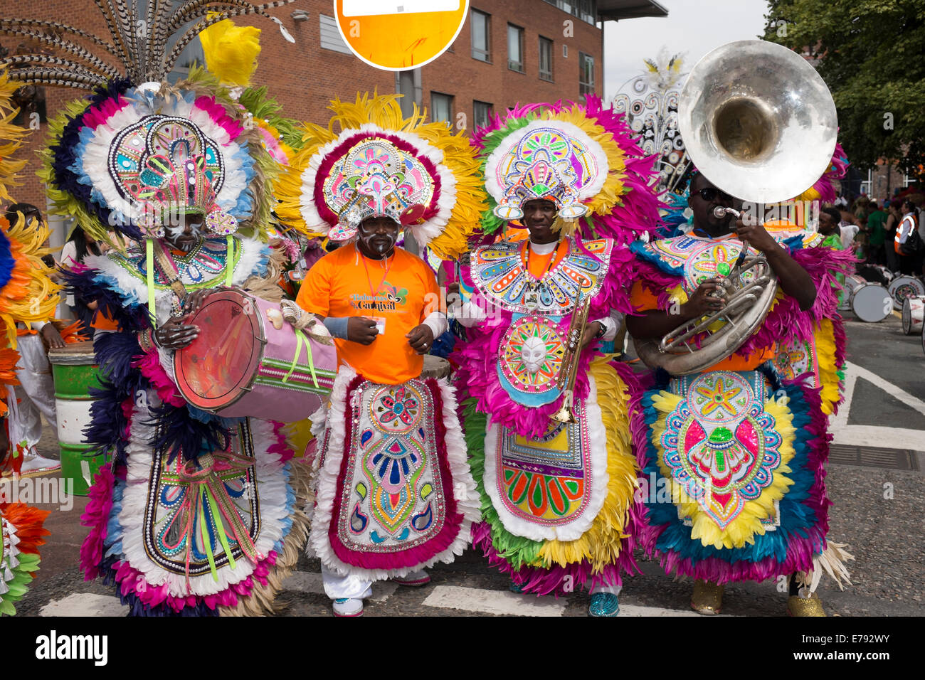 Karibischen Karneval hellen Kleid Kleidung Sousaphon Stockfoto