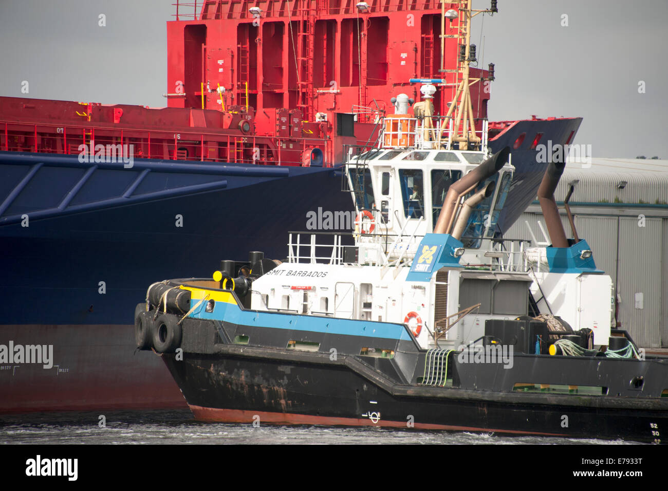 Schlepper bewegen Containerschiff Dock Docking Stockfoto