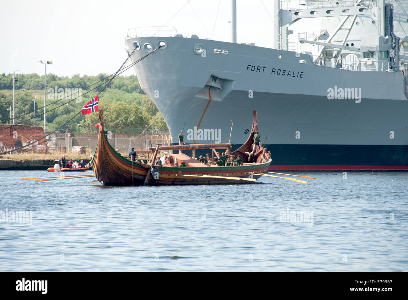 Viking Longboat neben riesige Schiff der königlichen Marine Stockfoto